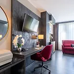 Plaza Premium فندق 4*