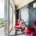Plaza Premium فندق