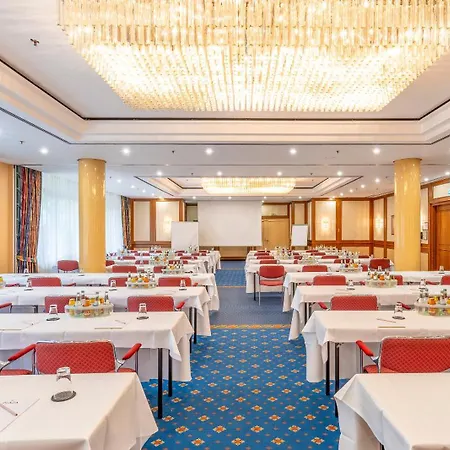 Plaza Premium 4*