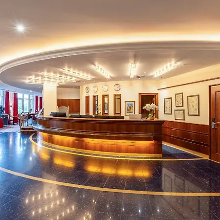 Готель Plaza Premium 4*