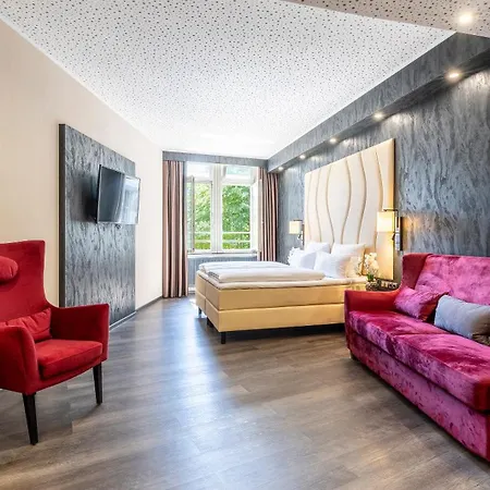 Plaza Premium 4*
