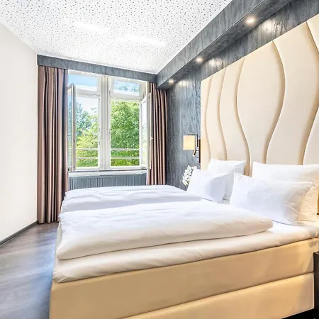 Plaza Premium 4*