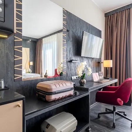Plaza Premium Готель 4*