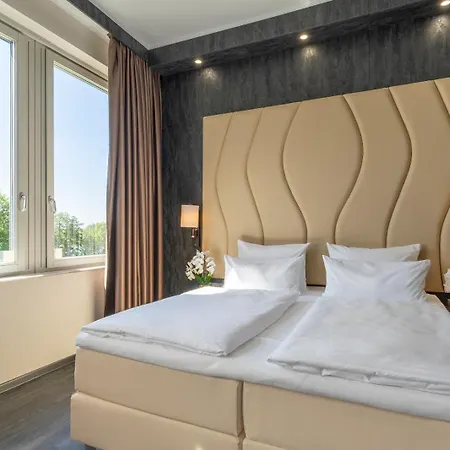 Готель Plaza Premium 4*