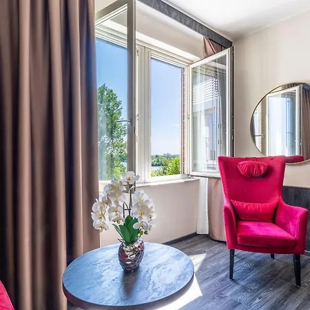 Plaza Premium 4* Шверін
