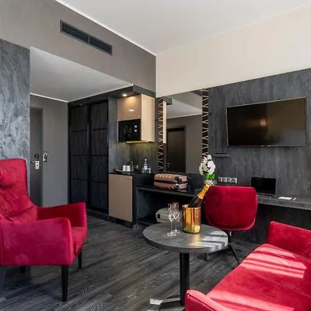 Готель Plaza Premium 4*