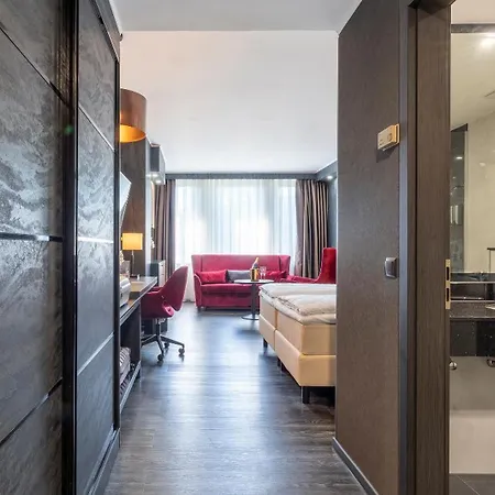Готель Plaza Premium 4*