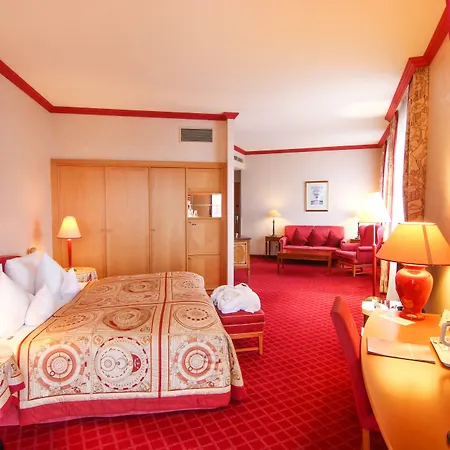 Plaza Premium Hotel 4*