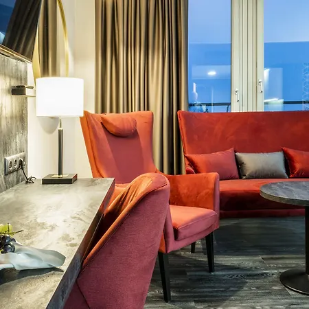 Plaza Premium 4*